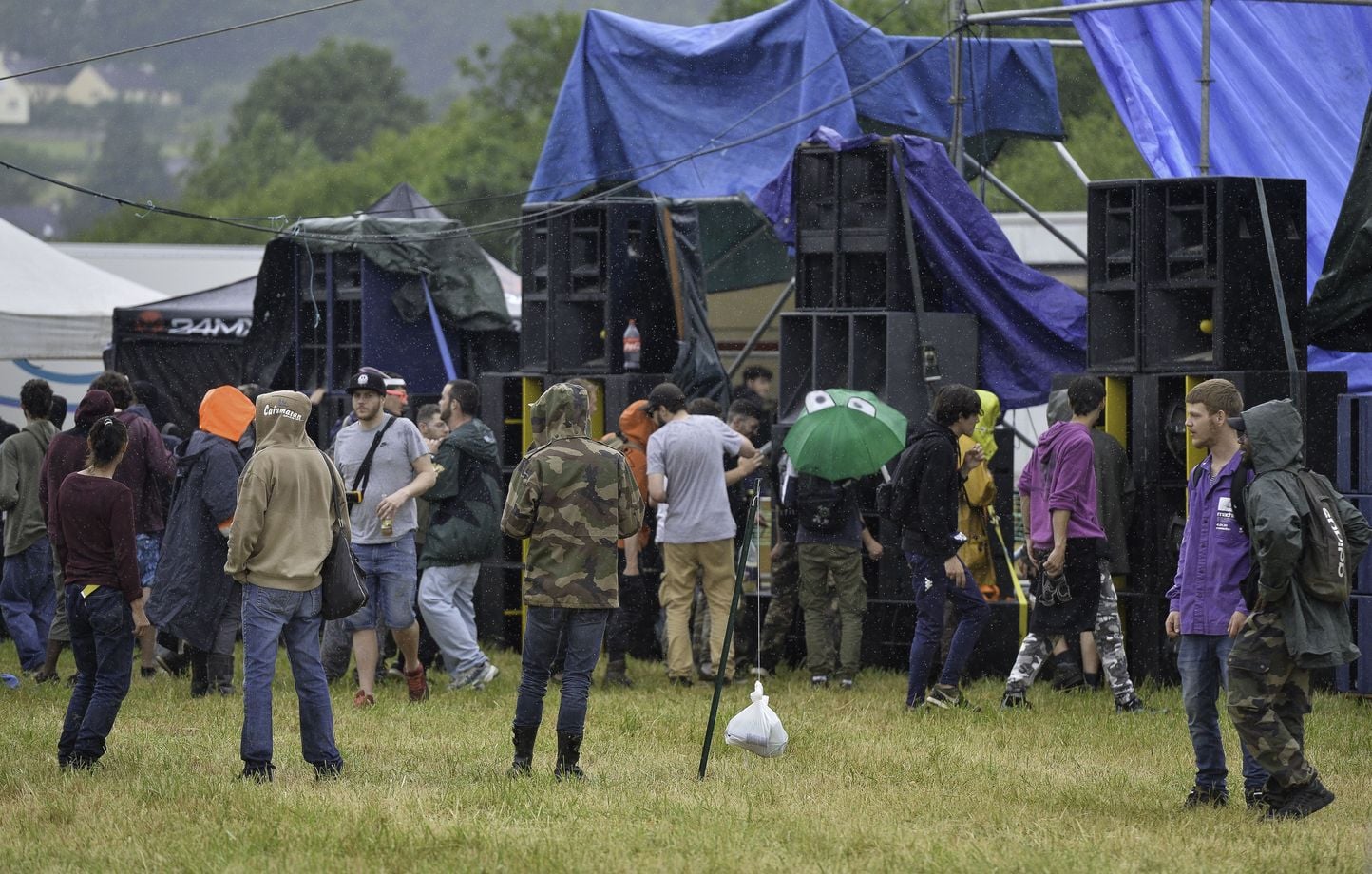 Refrescados y desanimados por el tiempo, los juerguistas abandonan la fiesta libre Refrescados y desanimados por el tiempo, los juerguistas abandonan la fiesta libre